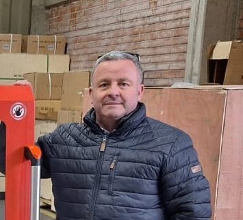 Técnico de Boxes sonriendo con un tablet